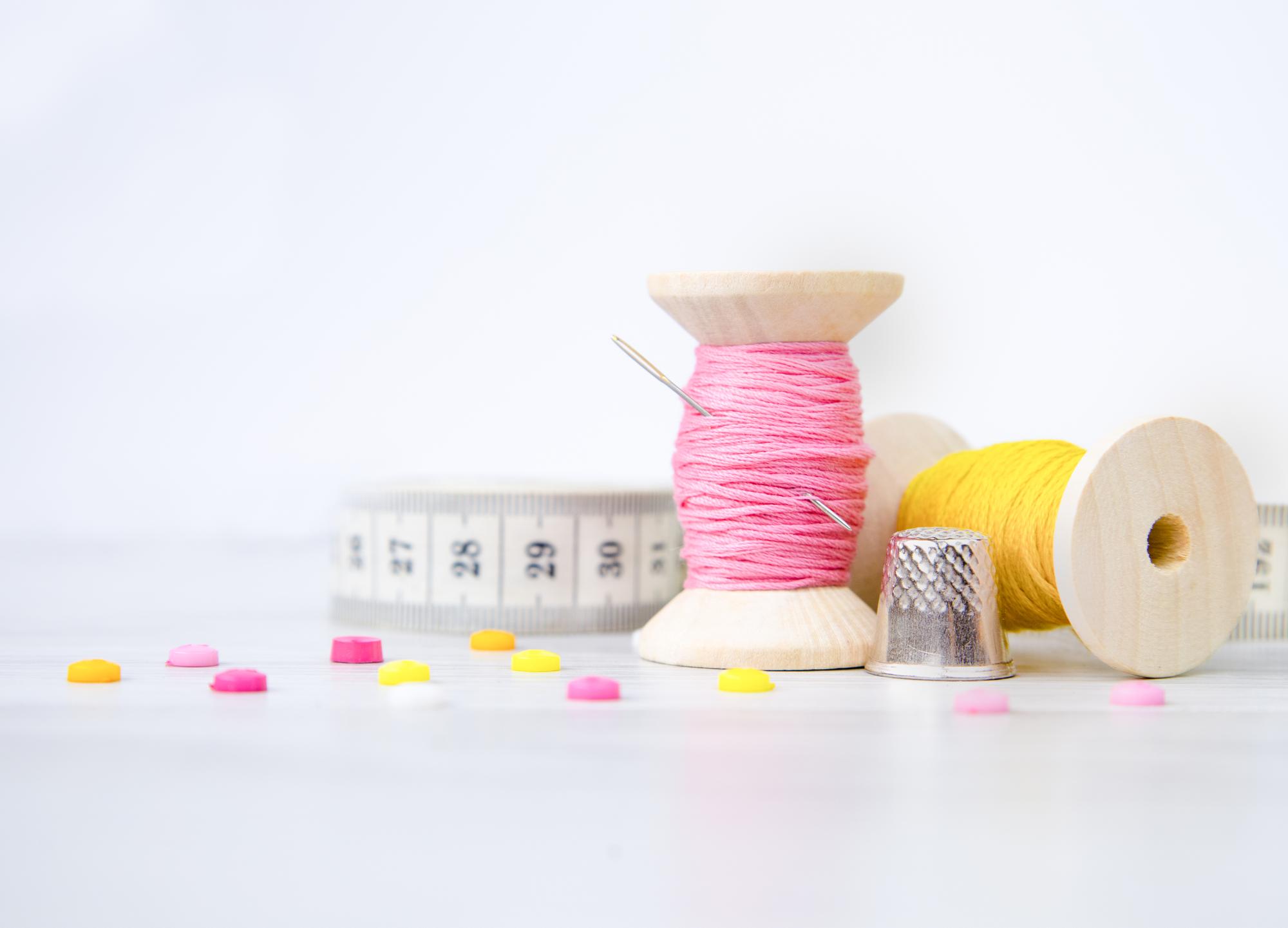 Laboratorio con tavolo da lavoro e fili colorati